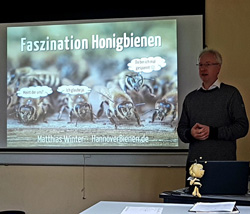 Zum VHS-Bienenseminar mit Matthias